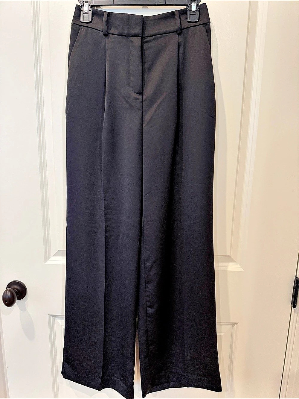 The Peyton Trouser Wide Leg Black Like New Fabric has a sheen almost like Satin